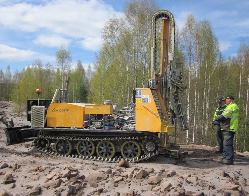 Pohjavesiselvitykset Laadimme pohjavesiselvityksen, jossa selvitetään muun muassa kohteen hydrogeologisia tietoja, pohjaveden virtaussuuntaa, haitta-aineiden kulkeutumista pohjavedessä sekä esitetään pohjavedenlaadun seurantasuunnitelma. Kauttamme hoituvat myös tarvittavat pohjavesiputkien asennukset.